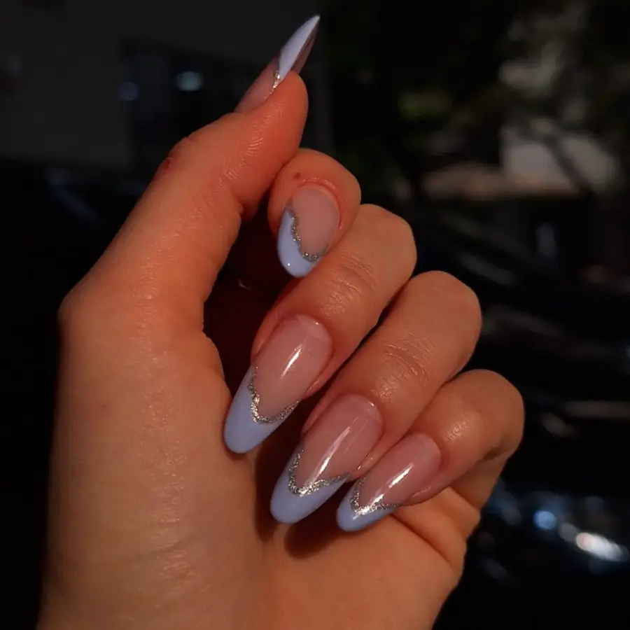 Nail art com glitter prateado